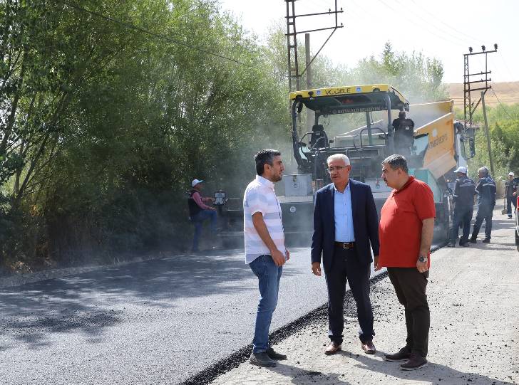 Battalgazi Belediyesi’nin ilçedeki muhtelif noktalarda sıcak asfalt çalışmaları aralıksız devam ediyor.