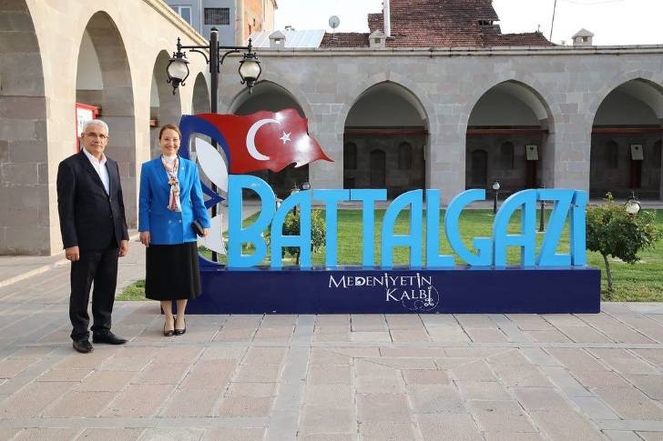 Milletvekili Bakbak Battalgazi’yi Gezdi. Battalgazi’nin Şehrül-Emini Belediye Başkanı Osman Güder eşlik etti.