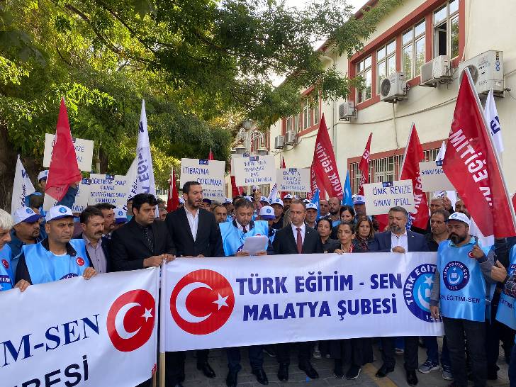 Türk Eğitim Sen MALATYA Şubesi,  Milli Eğitim Binasının Önünde eylem yaptı