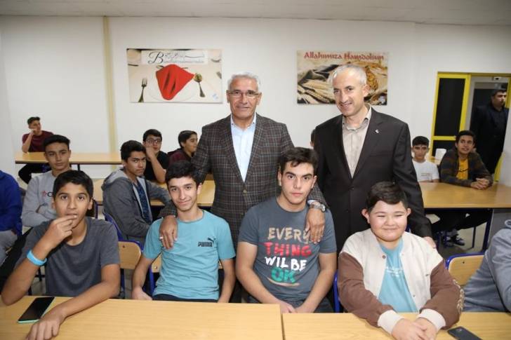 Başkan Güder, ilçeye yapılan gençlik yatırımlarını da gençlere anlattı.