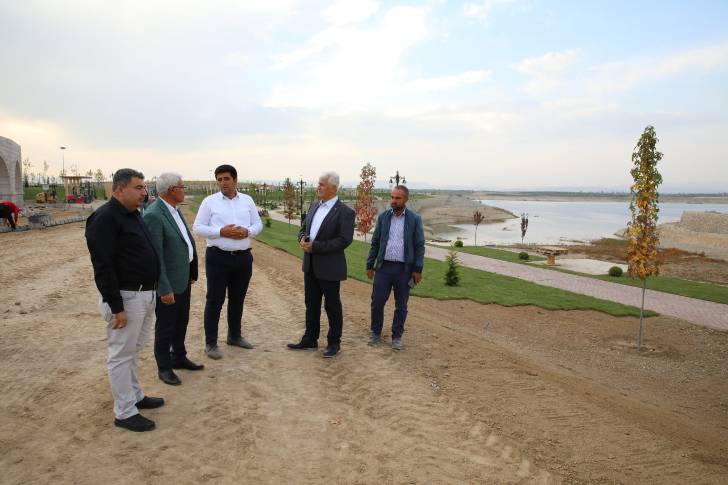 Hizmete sevdalı Battalgazi Belediye Başkanı Osman Güder, Kırkgöz Sahil Parkı Proje alanında incelemelerde bulundu