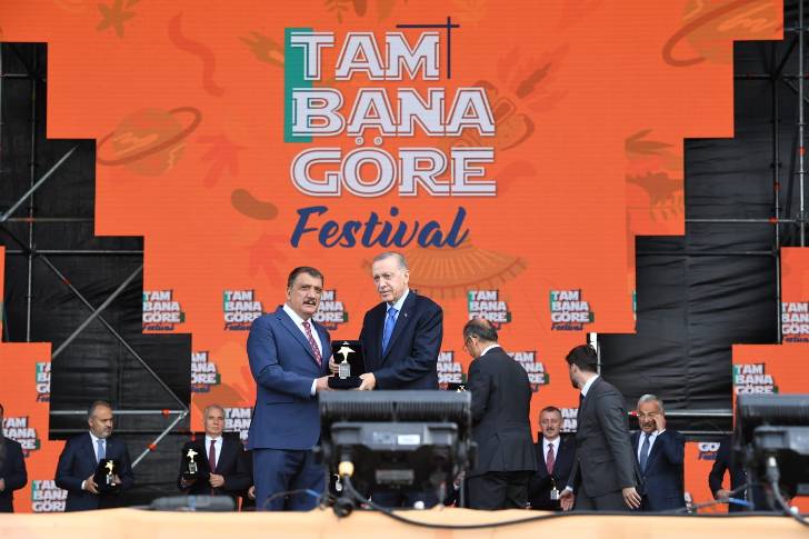 Malatya Büyükşehir Belediye Başkanı Selahattin Gürkan, Ödülünü Cumhurbaşkanı Erdoğan’ın Elinden Aldı