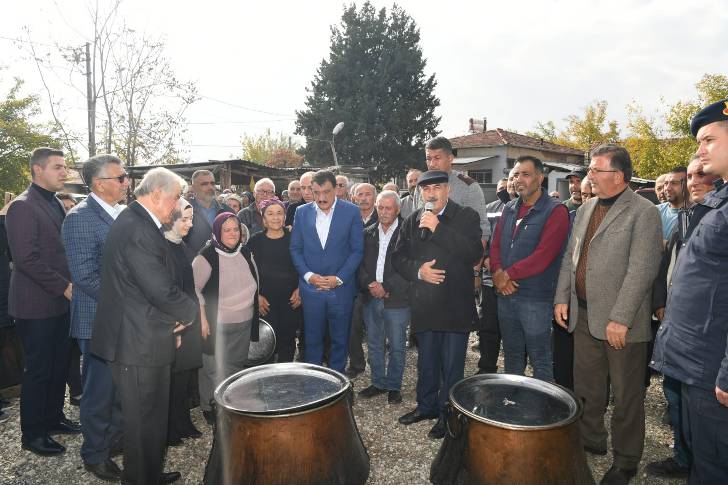 Başkan Gürkan, Yazıhan İlçesi Tecirli Mahallesinde düzenlenen Abdal Musa Lokması ve Aşure İkramı Etkinliğine katıldı.