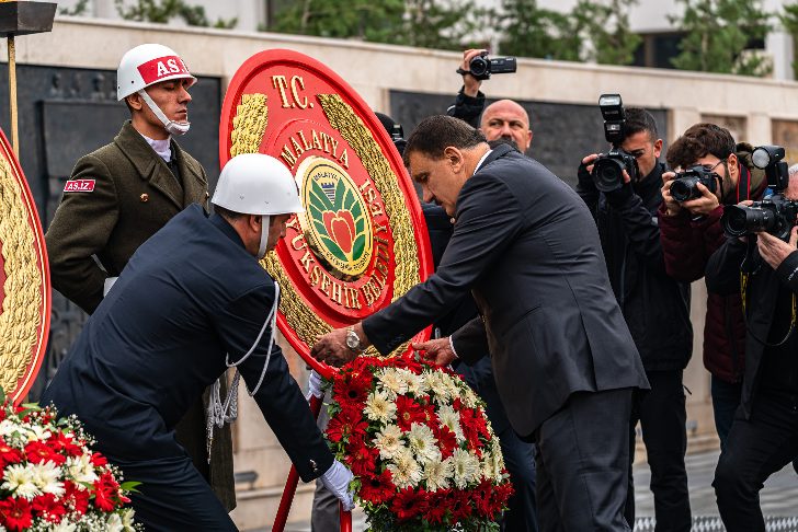 Başkan Gürkan, Mustafa Kemal Atatürk’ün ölümünün 84.yıl dönümünde Malatya’da düzenlenen törene katıldı.