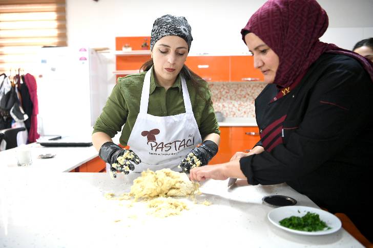 Büyükşehir pastacılık kursuna katılan hanımlar ev ekonomisine katkıda bulunuyorlar.