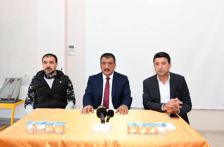 Malatya Büyükşehir Belediye Başkanı Selahattin Gürkan Gençlerbirliği maçı öncesinde Yeni Malatyaspor Kulübünü ziyaret etti.