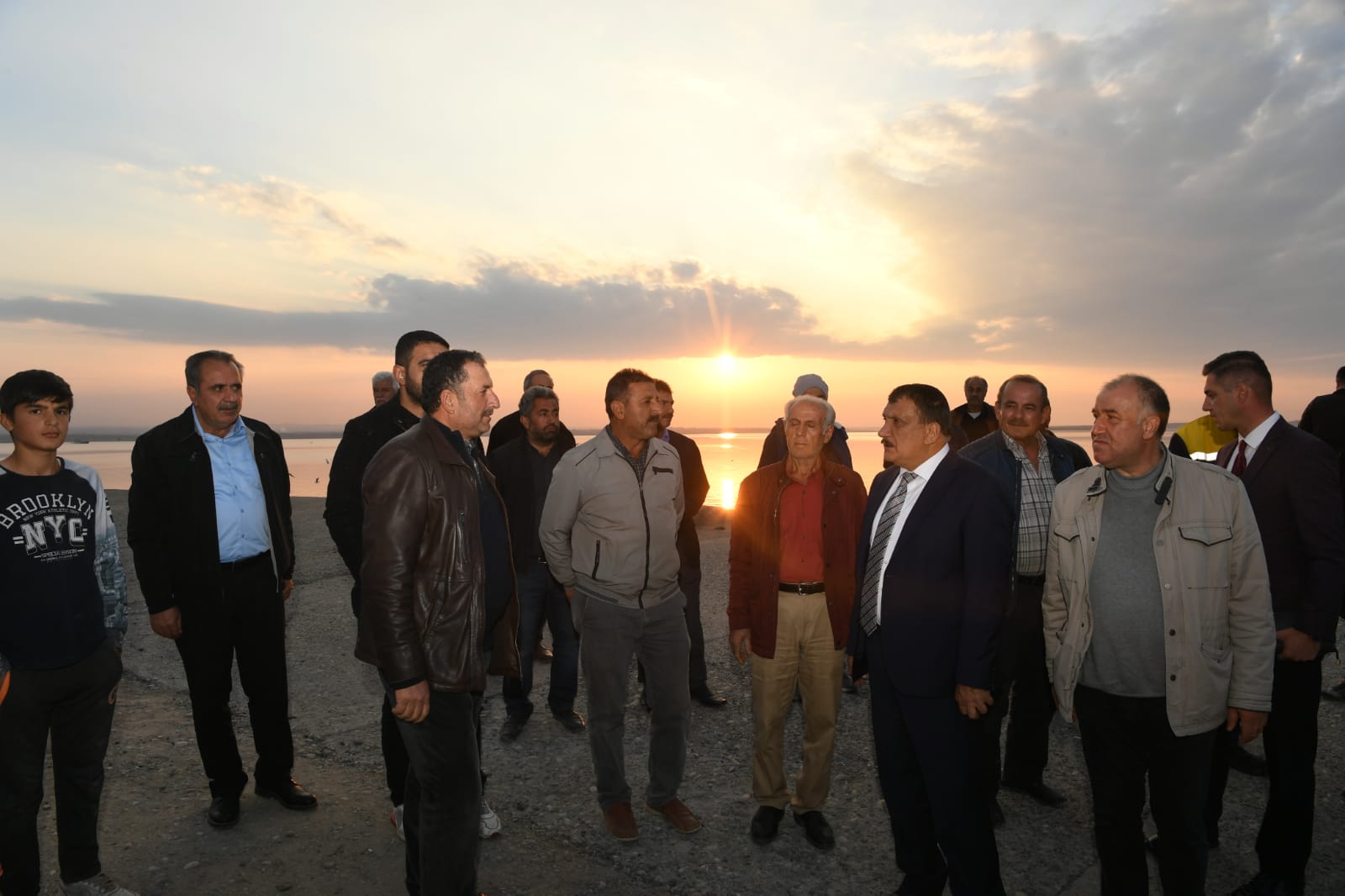 Malatya Büyükşehir Belediye Başkanı Selahattin Gürkan, Feribota binerek vatandaşlarla sohbet etti.