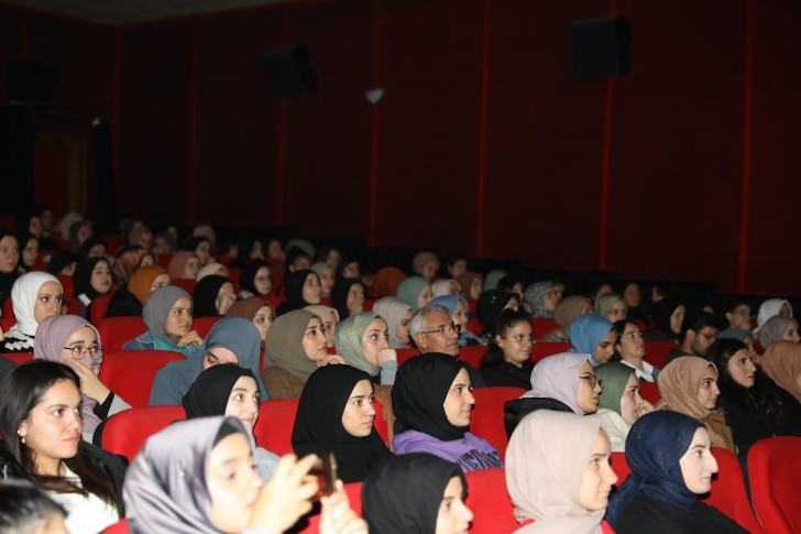 Battalgazi Belediye Başkanı Osman Güder, KYK Yurtlarında kalan üniversite öğrencileriyle birlikte film izledi