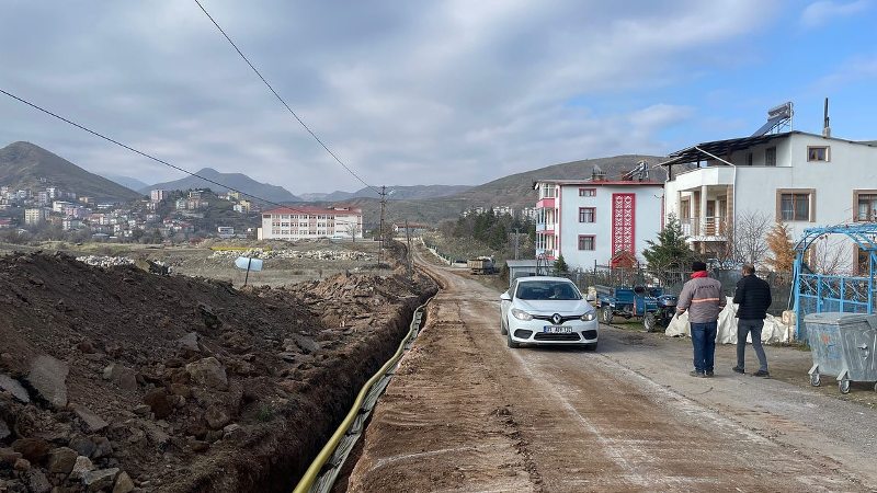 Arapgir’de geçtiğimiz hafta başlayan doğalgaz hattı döşeme çalışmaları hızlı bir şekilde devam ediyor.