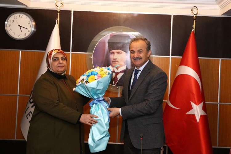 Başkan Kılınç’tan, Kadın Meclis Üyelerine Çiçek