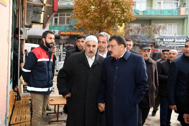 Başkan Gürkan, üst yapı çalışmalarının tamamlandığı mahallelerde incelemelerde bulundu