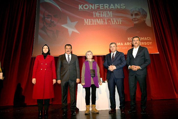 Mehmet Akif Ersoy’un torunu Selma Argon Ersoy ‘Dedem Mehmet Akif’ konferansı düzenlendi