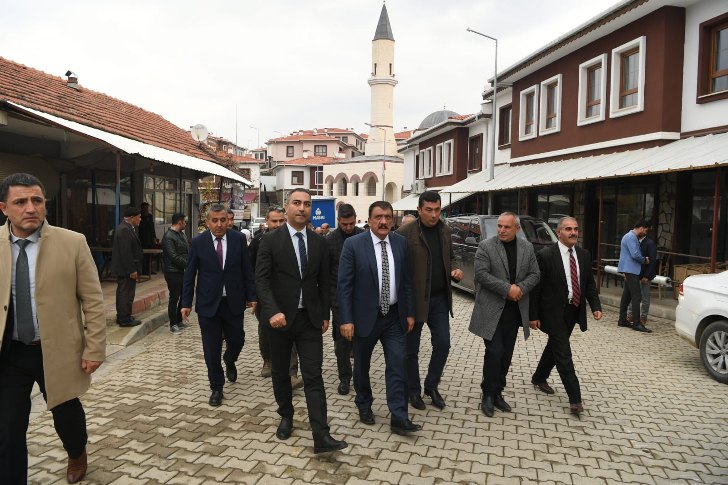 Başkan Gürkan, Doğanyol İlçesi Konurtay ve Gökçe Mahallelerini ziyaret ederek vatandaşlar ve esnaflarla bir araya geldi.