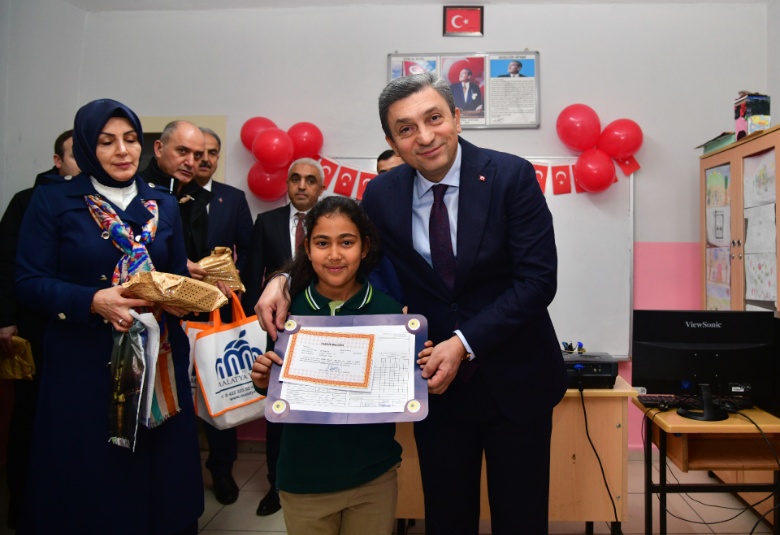 2022-2023 eğitim öğretim döneminin yarıyıl tatiline girmesi ile Malatya’da 867 okulda öğrenciler karnelerini aldı.
