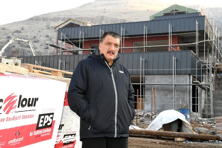 Başkan Gürkan, Beydağı Tabiat Parkı içerisinde yapımı devam eden Gençlik Kampı alanında incelemelerde bulundu.