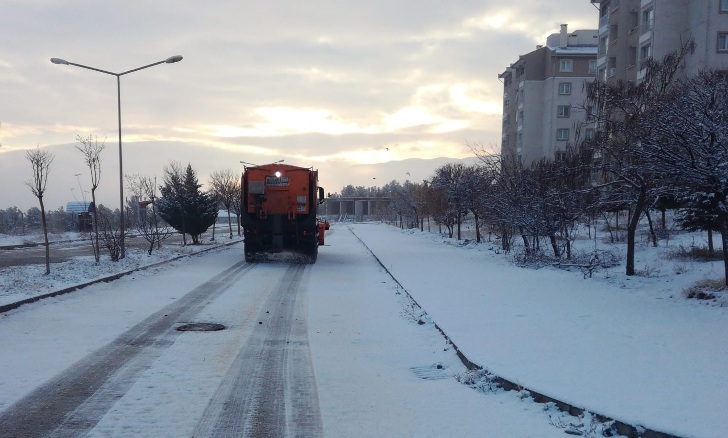 Malatya Büyükşehir Belediyesi karla mücadele ekipleri meteorolojik verileri de dikkate alarak çalışmalarını sürdürüyor.