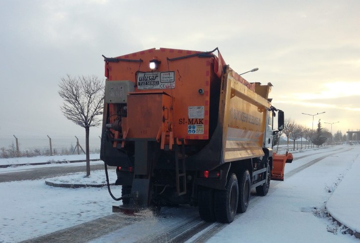 Malatya Büyükşehir Belediyesi karla mücadele ekipleri meteorolojik verileri de dikkate alarak çalışmalarını sürdürüyor.