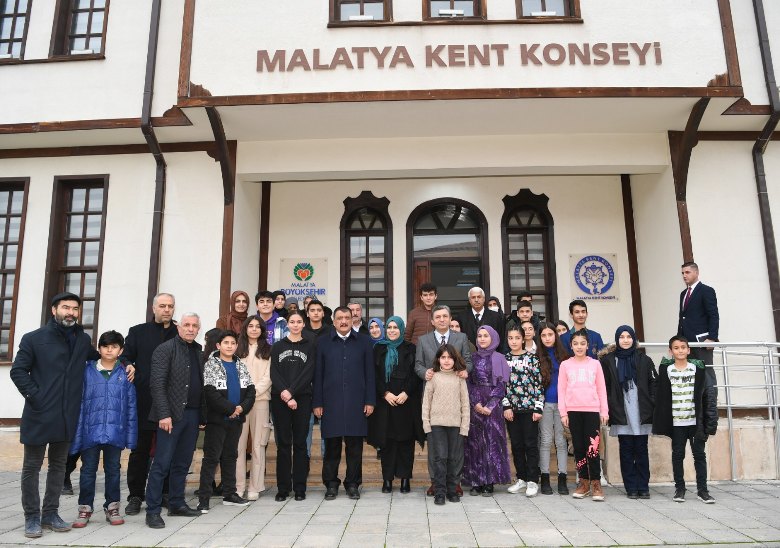 Malatya Valisi Hulusi Şahin Malatya Kent Konseyi toplantı salonunda Çocuk Meclisi Genel Kurul Üyeleri ile bir araya geldi.