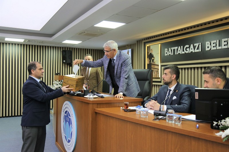 Battalgazi Belediye Meclisi, Ocak ayı olağan toplantısının 2.birleşim 1.oturumunda yeniden bir araya gelerek, 8 gündem maddesini görüştü.