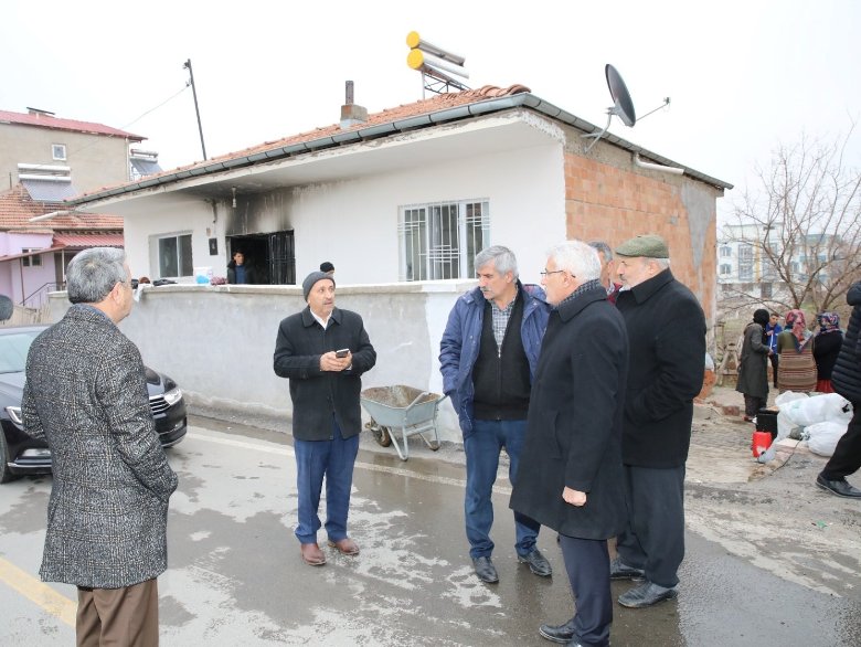 Başkan Güder, Battalgazi Belediyesi olarak yangın mağduru aileye gerekli yardımın yapılacağı sözünü verdi.