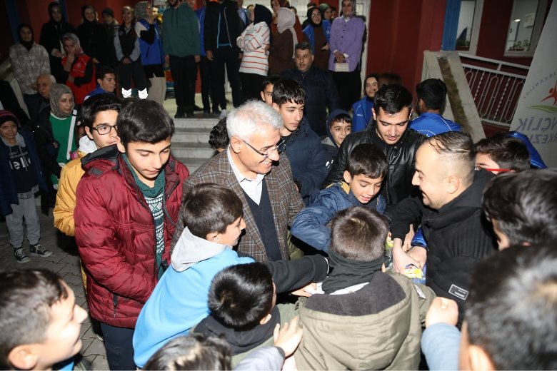 Başkan Güder, Hanımınçiftliği Gençlik Merkezinde gençlerle bir araya gelerek, onların sorularını cevapladı