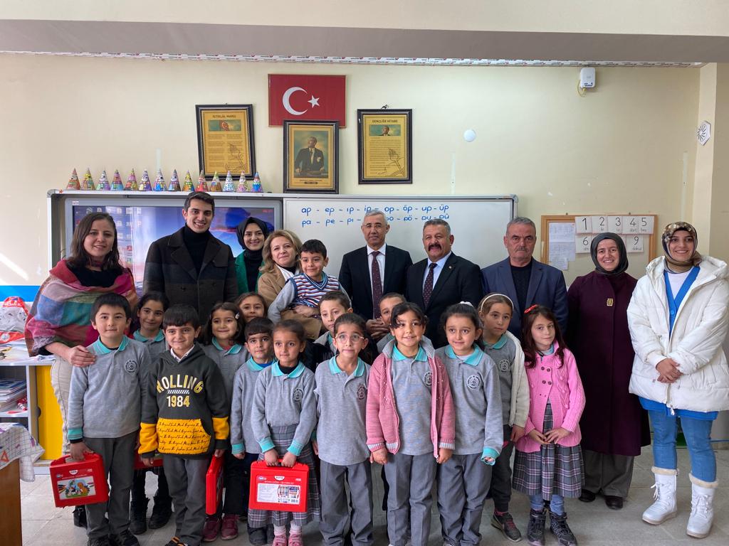 Vali Hulusi Şahin’in Eşi Malatya Gönül Elçileri Temsilcisi Ebru Şahin Köy Okullarını Ziyaret etti.
