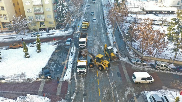 Malatya Büyükşehir Belediyesi ekipleri sahada çalışmalarını yoğun bir şekilde sürdürüyor.