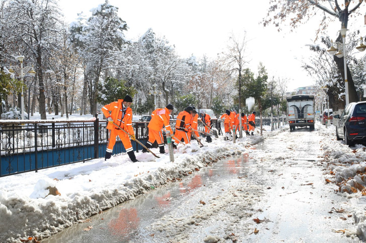 Battalgazi Belediyesi kar ve buzla mücadele ekipleri, çalışmalarını aralıksız sürdürüyor.