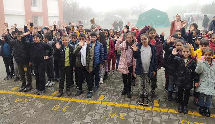 7,7 ve 7,6 büyüklüğündeki depremlerin ardından Malatya’da 8 ilçede, 49 gün sonra ders zili çaldı.
