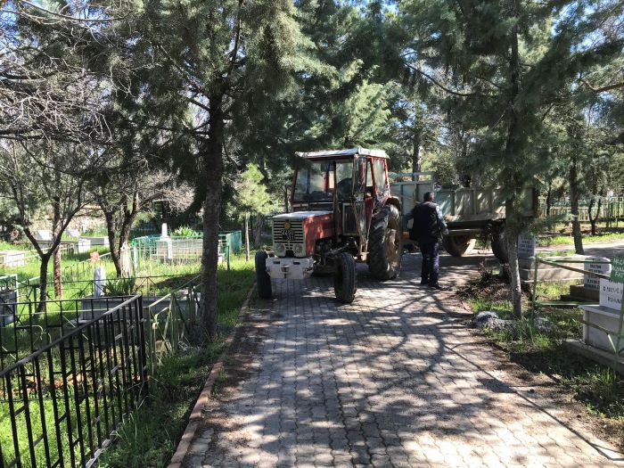 Mezarlıklarda Bayram Öncesi Bakım Çalışmalarına Başlandı