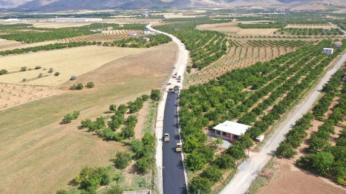 Yeşilyurt İlçesine Bağlı Kuyulu Mahallesinde Asfaltlama Çalışması Yapılıyor