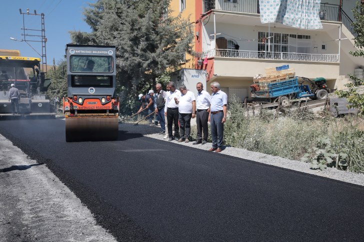 Battalgazi Belediyesi alt yapısı biten mahallelerde sıcak asfalt serimi yapmaya devam ediyor