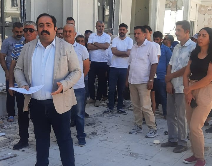 (CHP) Malatya İl Başkanı Barış Yıldız ve il yönetim kurulu üyeleri ile birlikte mağdur vatandaşların çağrısı üzerine Yeşil Topsöğüt Konutları’nı ziyaret etti.