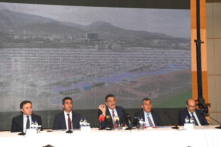 Başkan Gürkan, Deprem Süreci ve Yol Haritası Değerlendirme Toplantısı’nda yapılacak olan çalışmalar hakkında kamuoyuna bilgiler verdi.