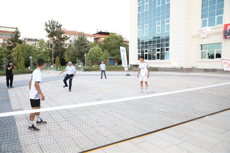 Battalgazi Belediyesi tarafından Malatya’da ilk resmi ayak tenisi turnuvası düzenleniyor.