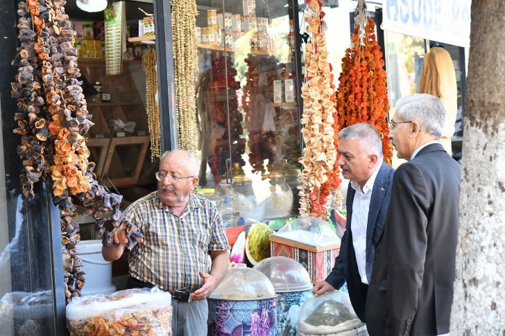Vali Ersin Yazıcı, Şehit Hamit Fendoğlu Cadde (Kanalboyu) Esnafını ziyaret etti.
