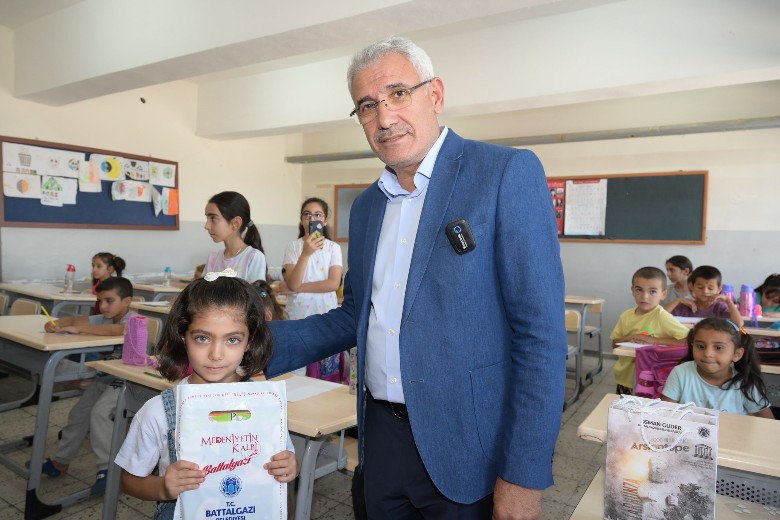 Battalgazi Belediye Başkanı Osman Güder, yeni eğitim öğretim döneminin ilk gününde 1.sınıf öğrencilerini ziyaret ederek başarılar diledi