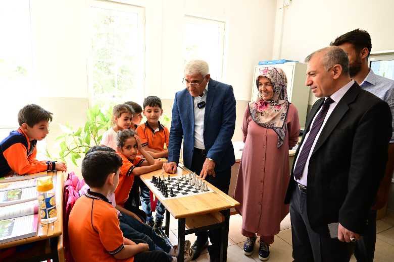 Battalgazi Belediye Başkanı Osman Güder de öğrencilerin ilk ders heyecanına ortak oldu.