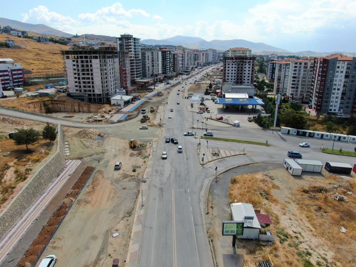 Malatya Büyükşehir Belediyesi tarafından, Tecde Mahallesi İsmet Paşa Caddesinde yol ve kaldırım çalışmaları devam ediyor.