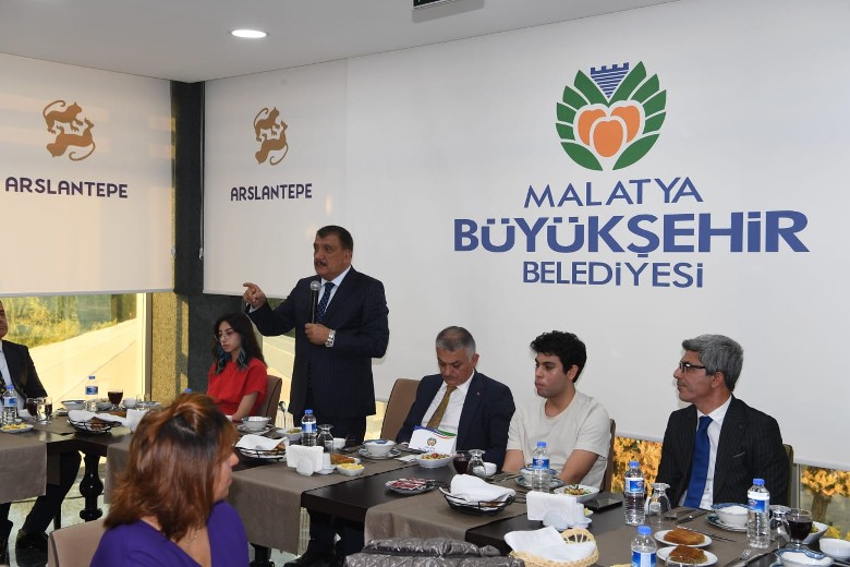 Gürkan, Malatya’da 2023 Yüksek Öğretim Sınavına girerek, derece yapan öğrencilerle düzenlenen toplantıda bir araya geldi.