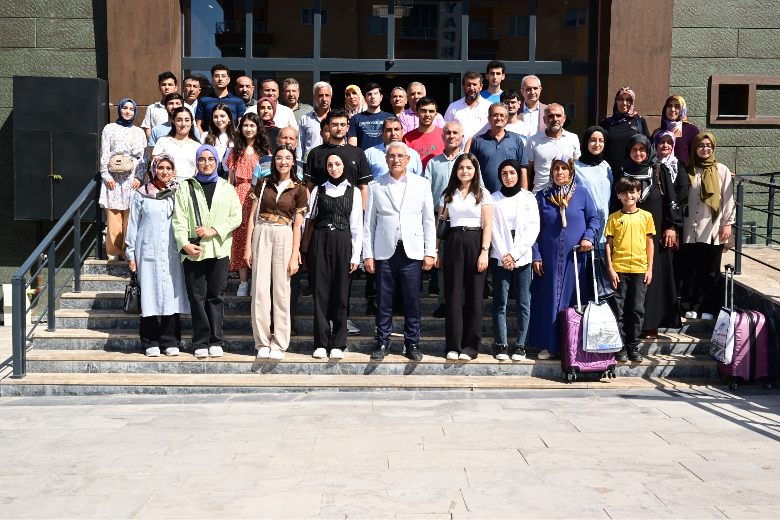 Battalgazi Belediye Başkanı Osman Güder YKS’de dereceye giren başarılı öğrencilerle bir araya geldiği programları geleneksel hale getirdi.