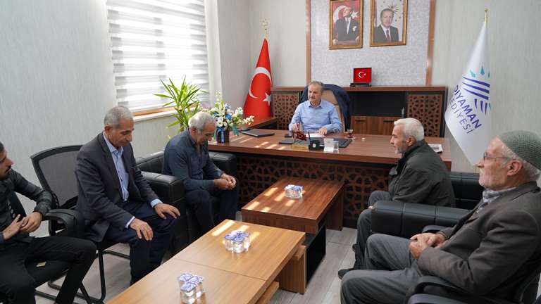 Adıyaman Belediye Başkanı Dr. Süleyman Kılınç, vatandaşları makamında ağırlayıp sorun, istek ve önerilerini tek tek dinliyor.