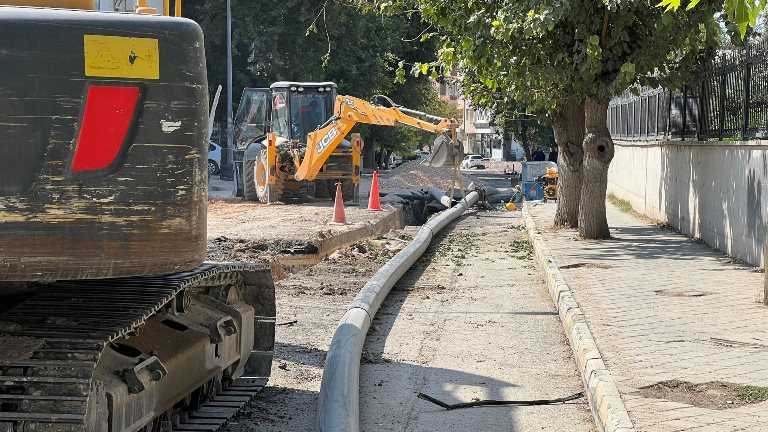 Adıyaman Belediyesi, ASKİM ekipleri tarafından şehir genelindeki içme suyu hattının yenileneceği FRIT Projesi’nde çalışmalar hızla devam ediyor.