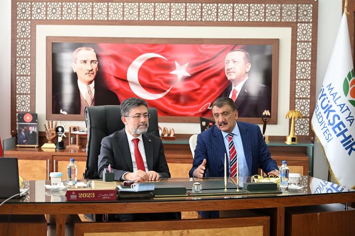 Malatya’ya gelen Tarım ve Orman Bakanı İbrahim Yumaklı Büyükşehir Belediye Başkanı Selahattin Gürkan’ı makamında ziyaret etti
