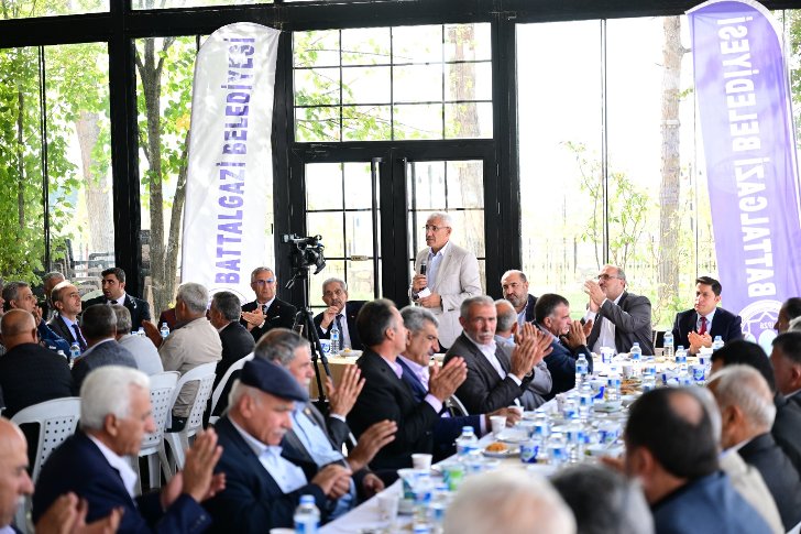 Battalgazi Belediye Başkanı Osman Güder, Muhtarlar Günü dolayısıyla ilçedeki muhtarlarla bir araya geldi.