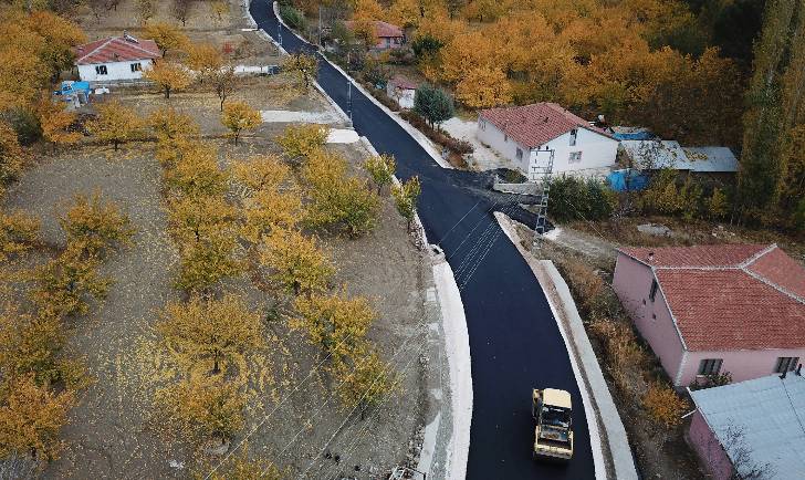 Malatya’da depremin hasar verdiği yollardaki asfalt çalışmaları 13 ilçede ve kırsal mahallelerde devam ediyor.