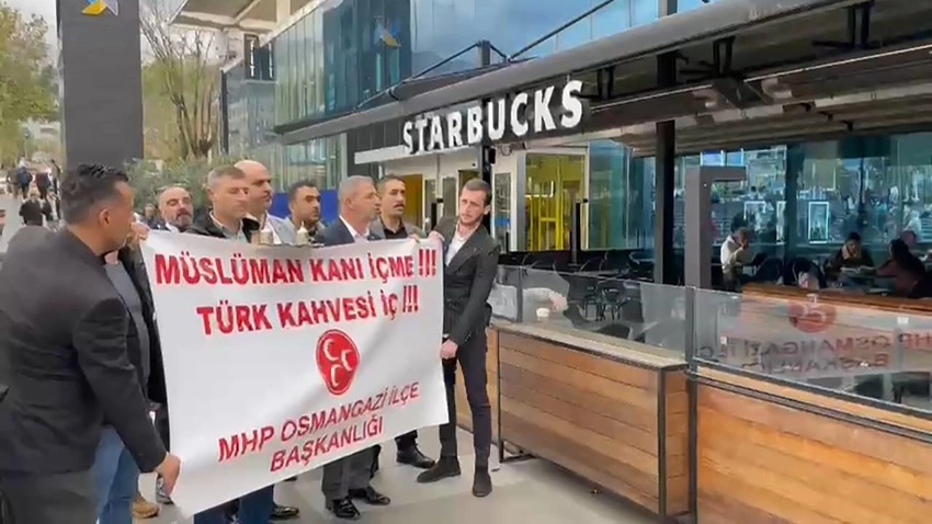 İlginç Starbucks protestosu. MHP’liler Starbucks’ın önüne gidip gençleri Türk kahvesi içmeye çağırdı.