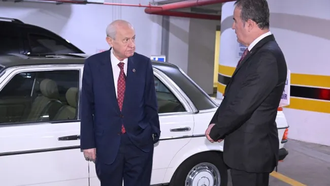 Devlet Bahçeli, milletvekiline klasik otomobil hediye etti