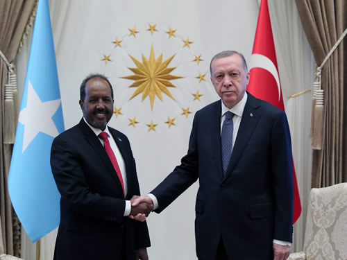 Cumhurbaşkanımız Recep Tayyip Erdoğan , Somali Cumhurbaşkanı Hasan Şeyh Mahmud ile bir telefon görüşmesi gerçekleştirdi