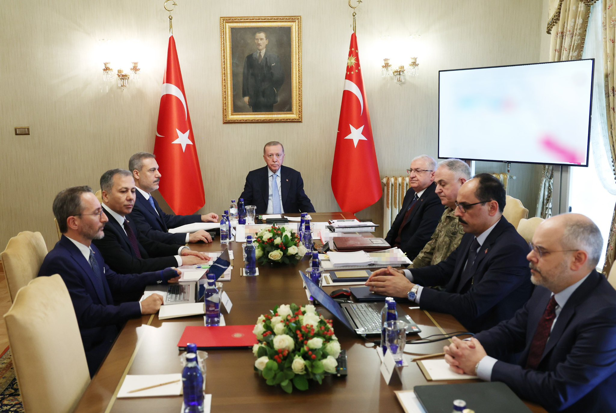 Cumhurbaşkanımız Sayın Recep Tayyip Erdoğan başkanlığında İstanbul Dolmabahçe Çalışma Ofisi’nde  güvenlik toplantısı
